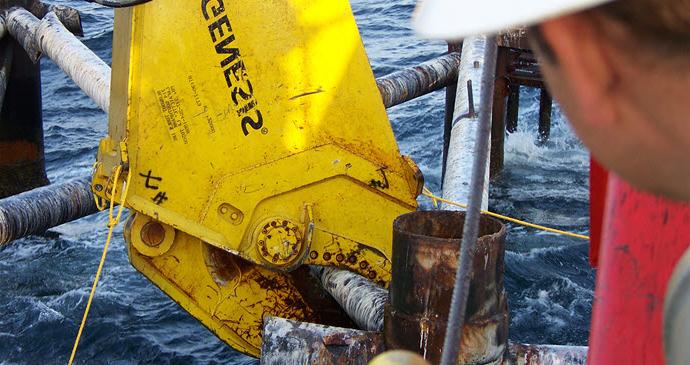 《韦德娱乐》 attachment working in offshore decommissioning application